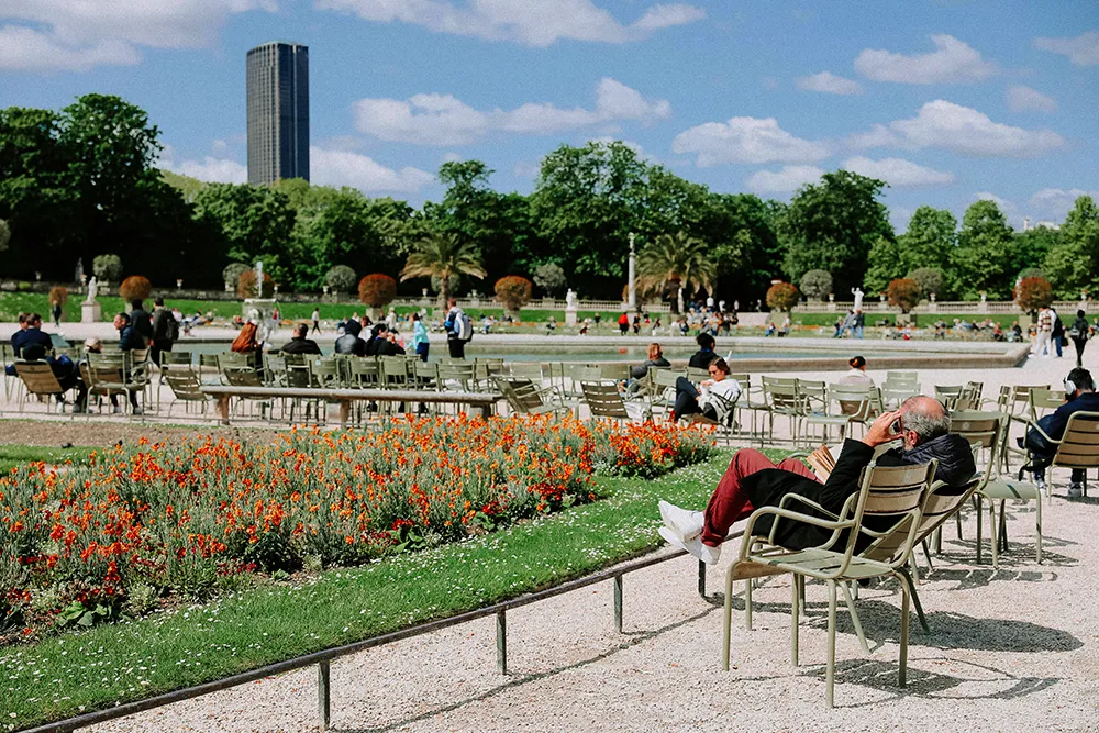 Jardin du Luxembourg met de vijver in Quartier Latin. Op de achtergrond zie je Tour Montparnasse.