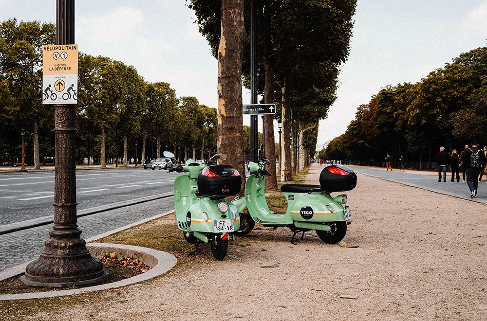 champs elysees scooters | BonjourParijs.nl
