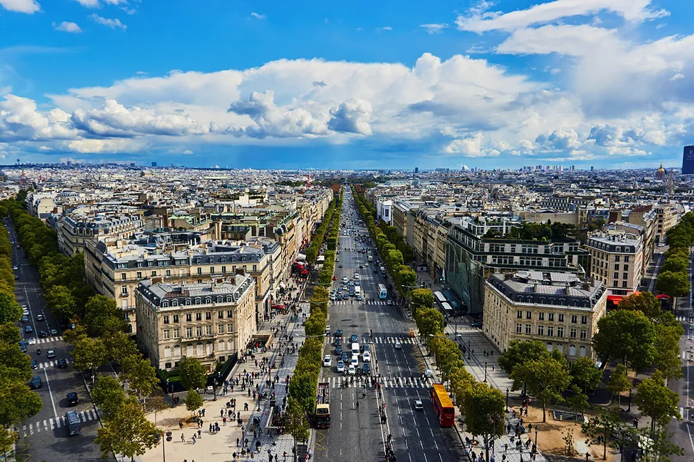 champs elysees vanaf arc de triomph | BonjourParijs.nl