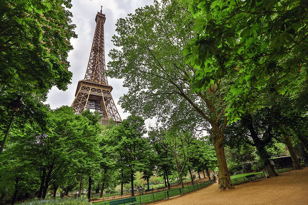 Champ de Mars | Bomen en veel groen rondom de Eiffeltoren