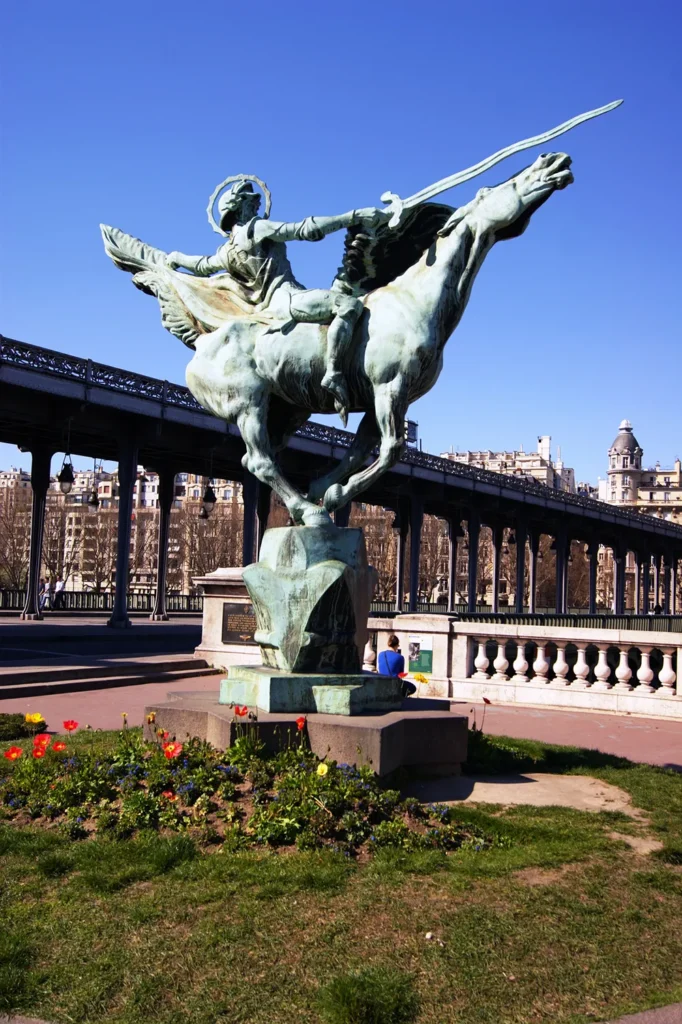 Eiffeltoren wandelroute: Het bronzen beeld La France Renaissante.