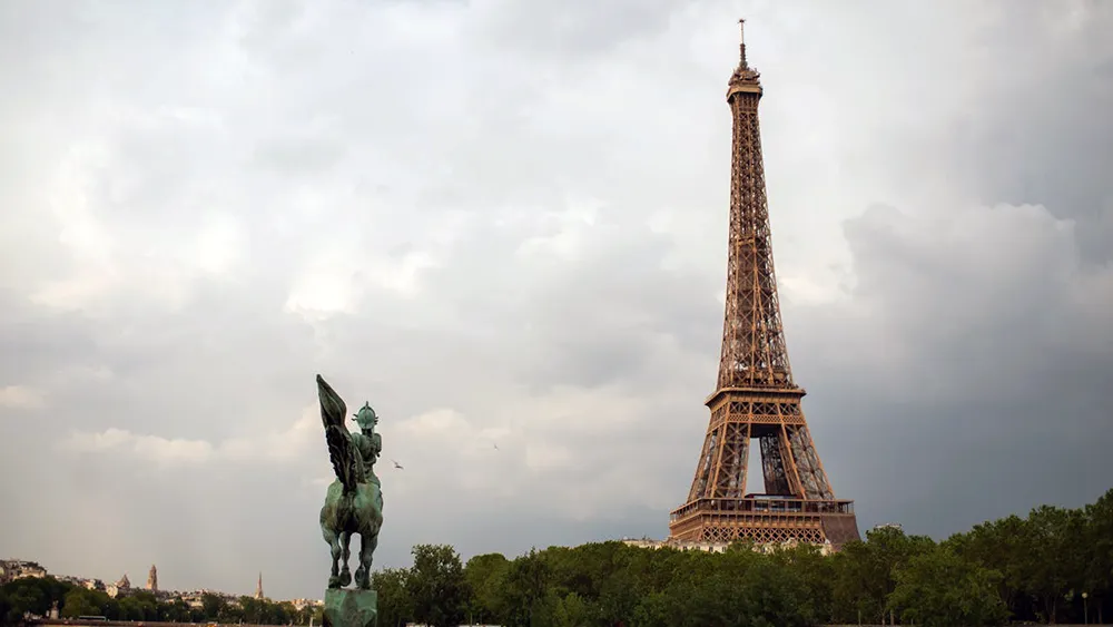 Eiffeltoren wandelroute: het bronzen beeld en de Eiffeltoren in één beeld.

