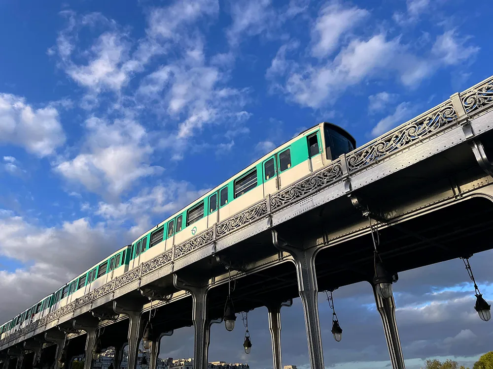 Wandelroute naar de Eiffeltoren vanaf metrostation Bir-Hakeim (lijn 6).