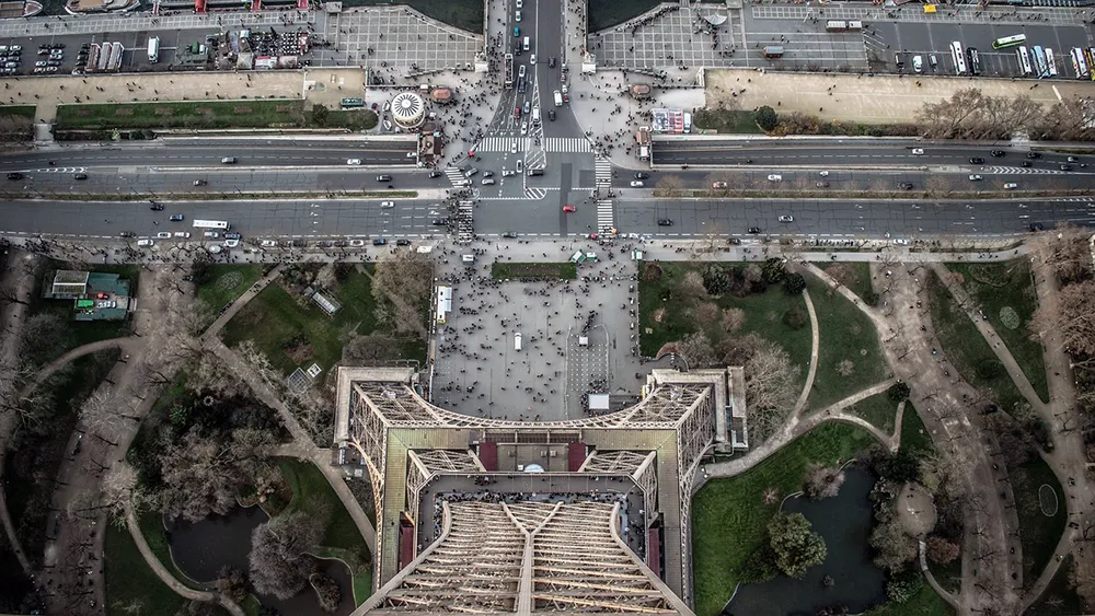 Een uitzicht vanaf de top van de Eiffeltoren op de Pont d'Iéna.